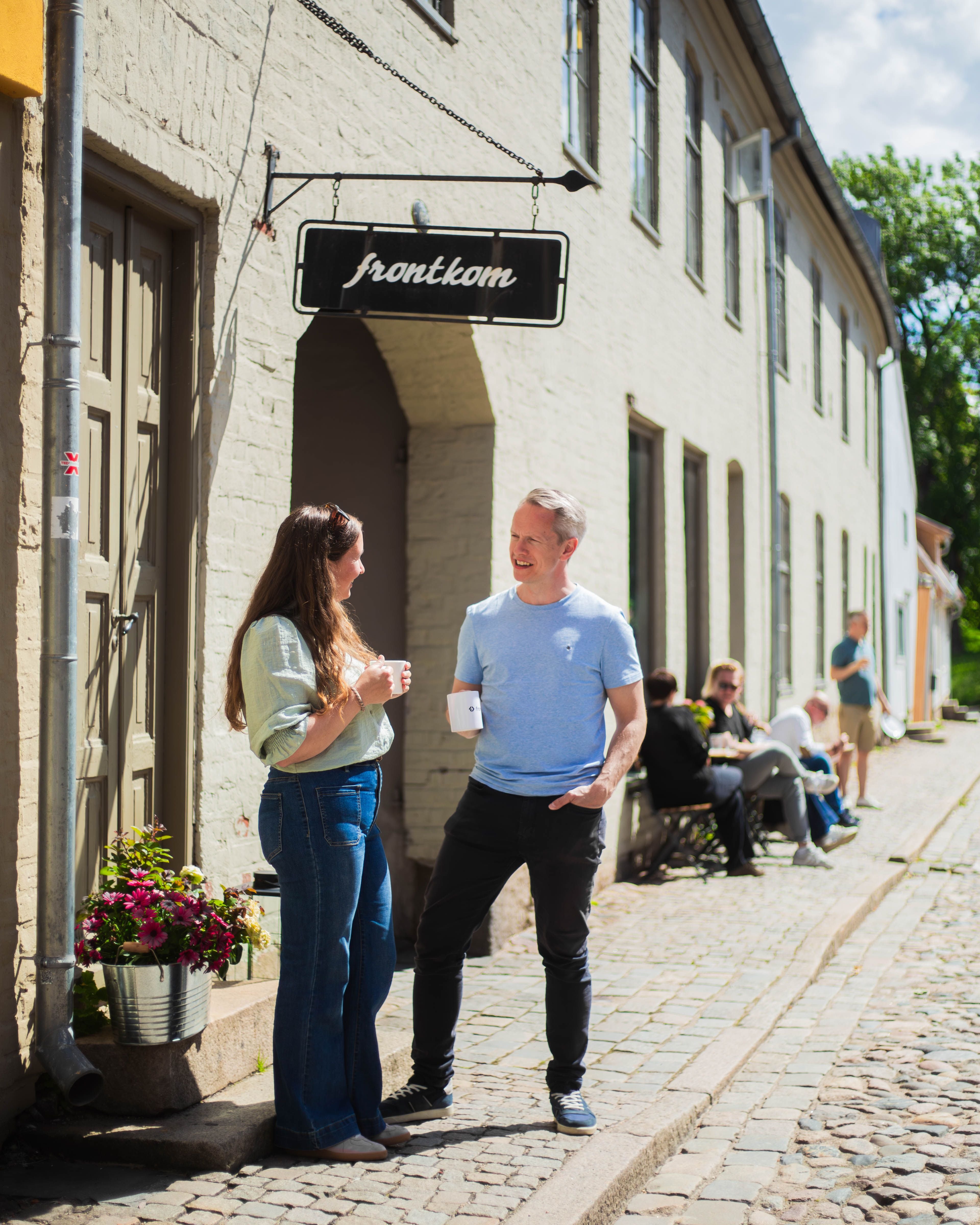 Two colleagues by a yellow wall in Gamlebyen