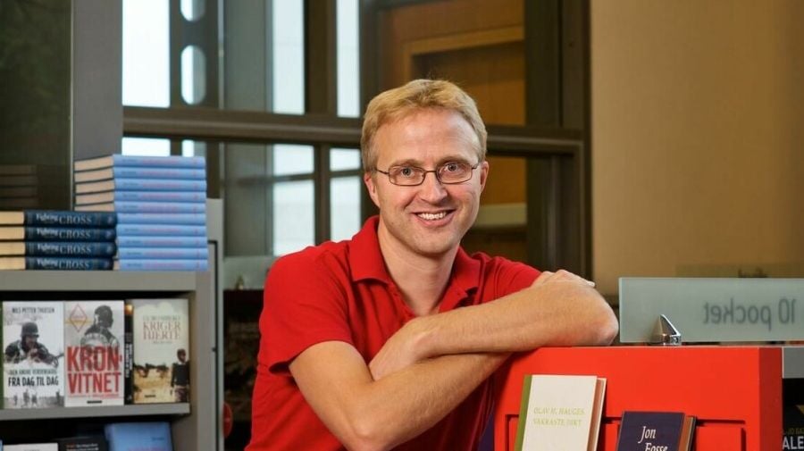 Akademika-ansatt i bokhandel