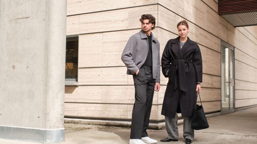 Retro – motebilde av mann og kvinne i moderne klær utenfor bygning