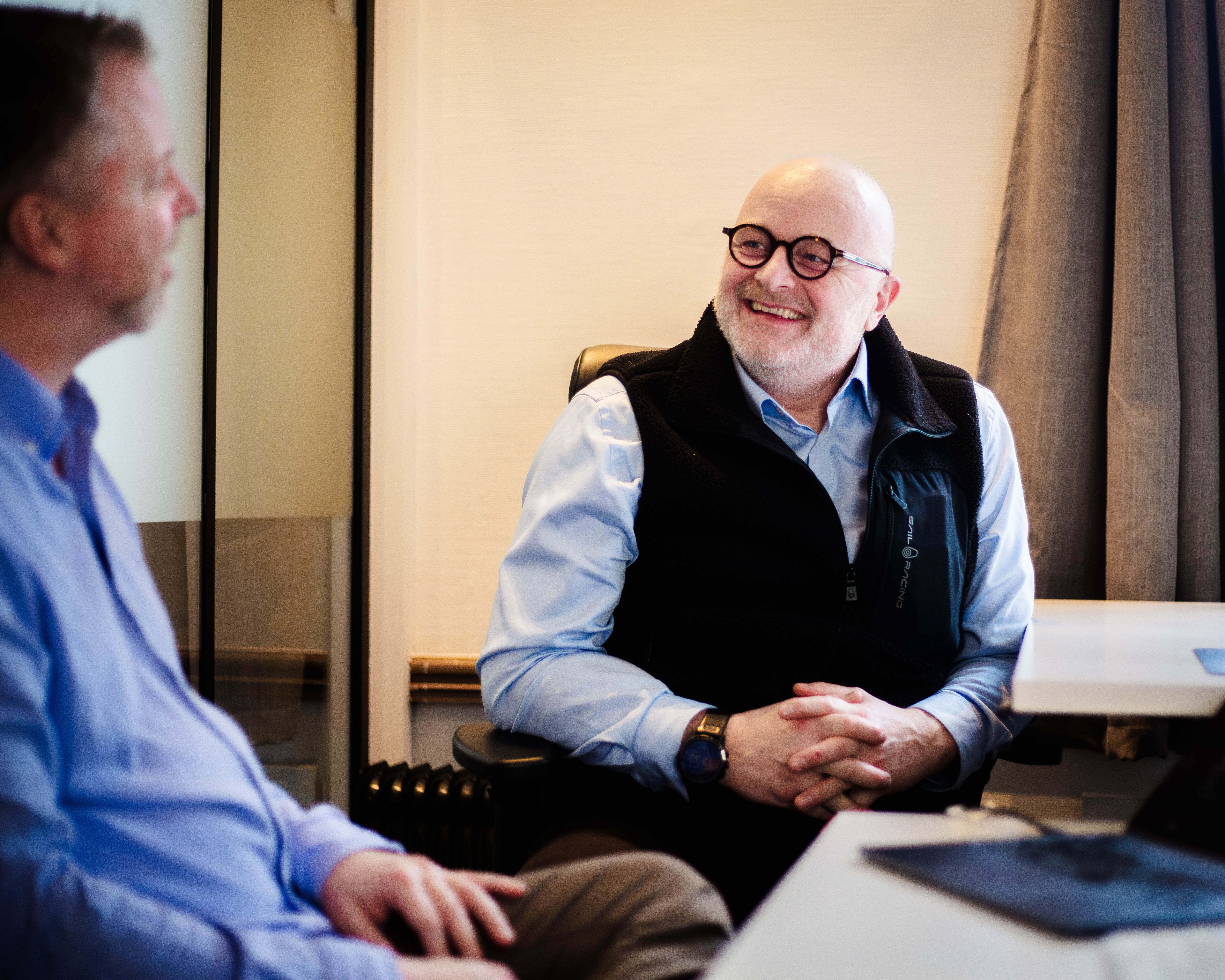 Kolleger i hyggelig dialog