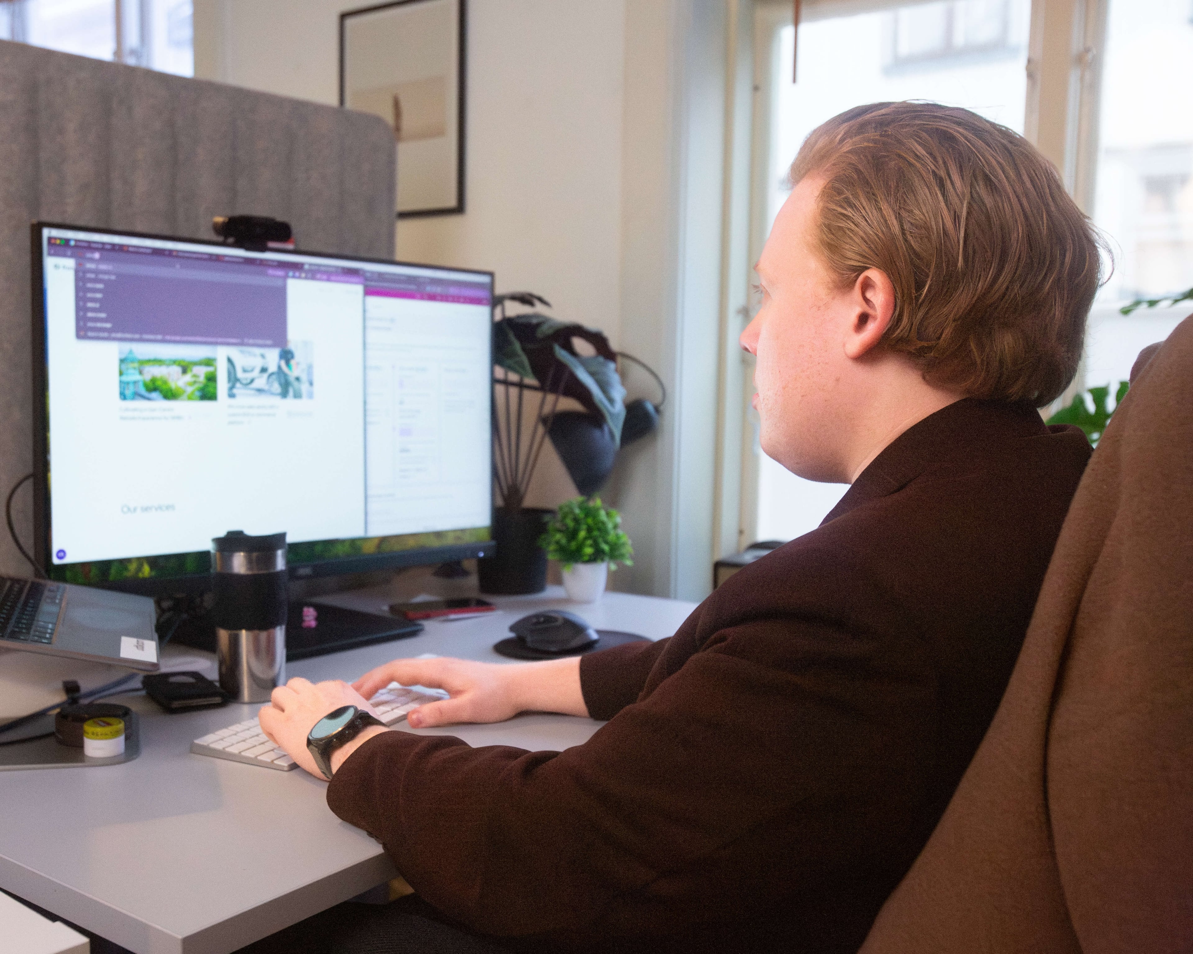 Frontkom-kollega jobber konsentrert ved skjerm