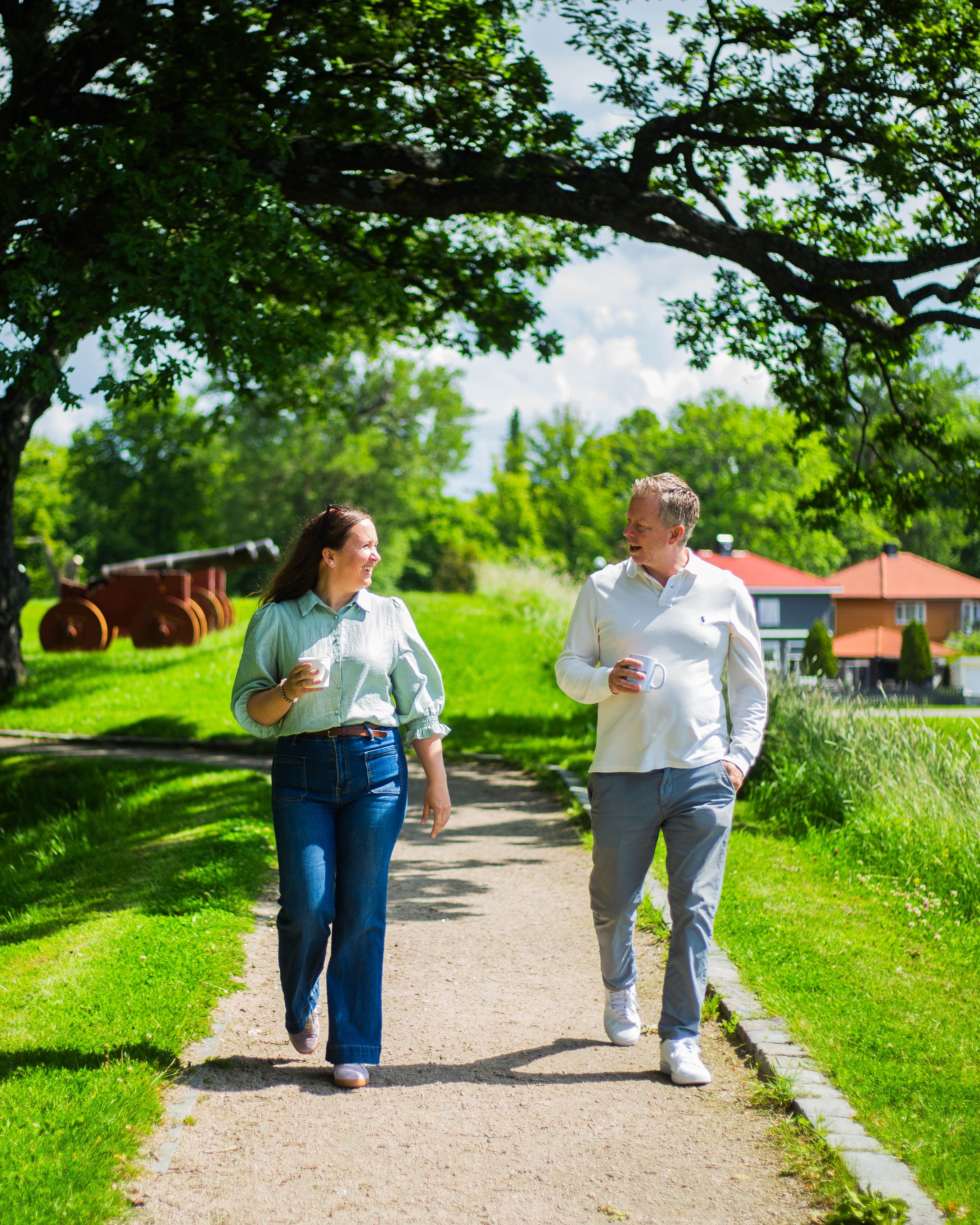 Two colleagues walking in Gamlebyen