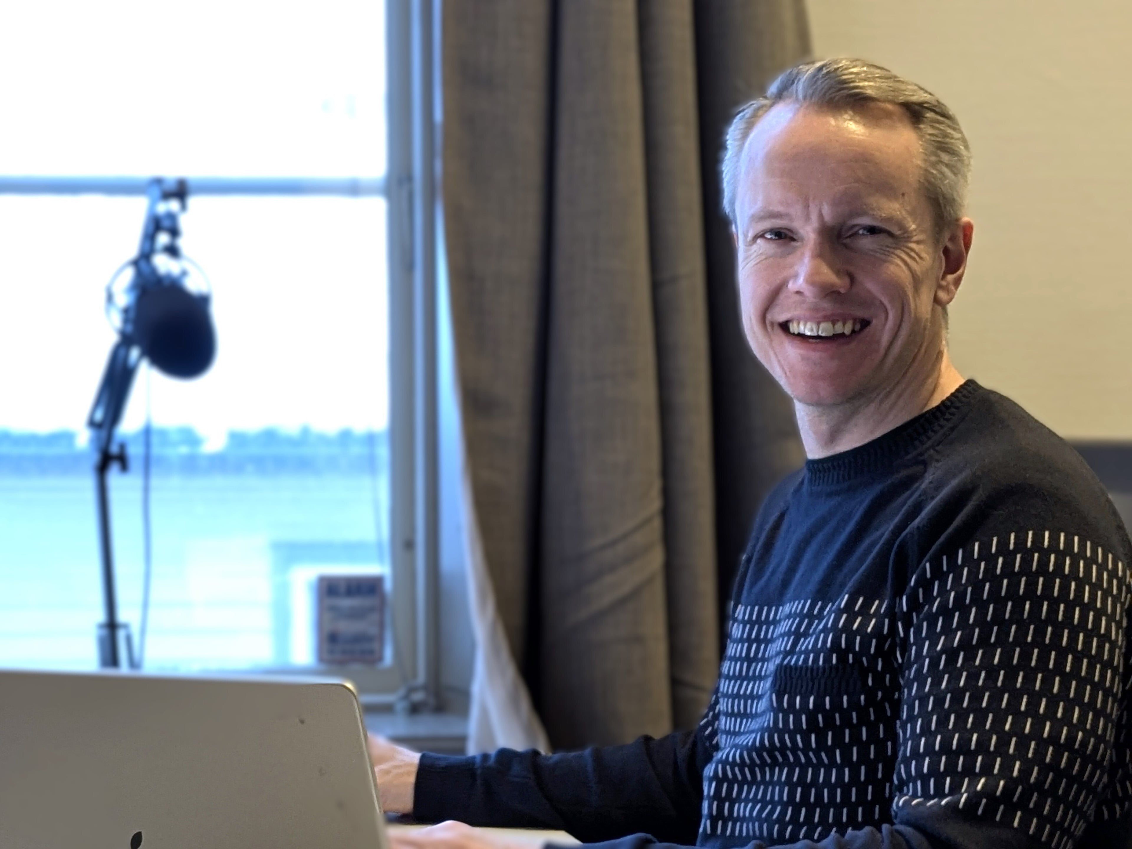 Person sitting at a PC and smiling
