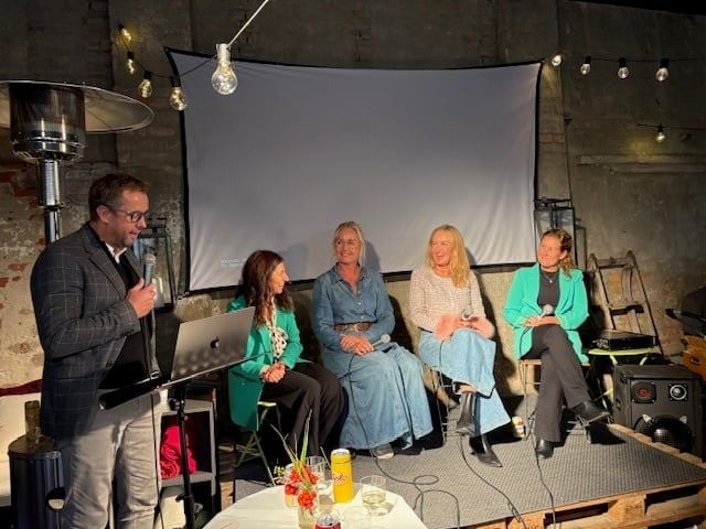 Gruppe mennesker på en scene