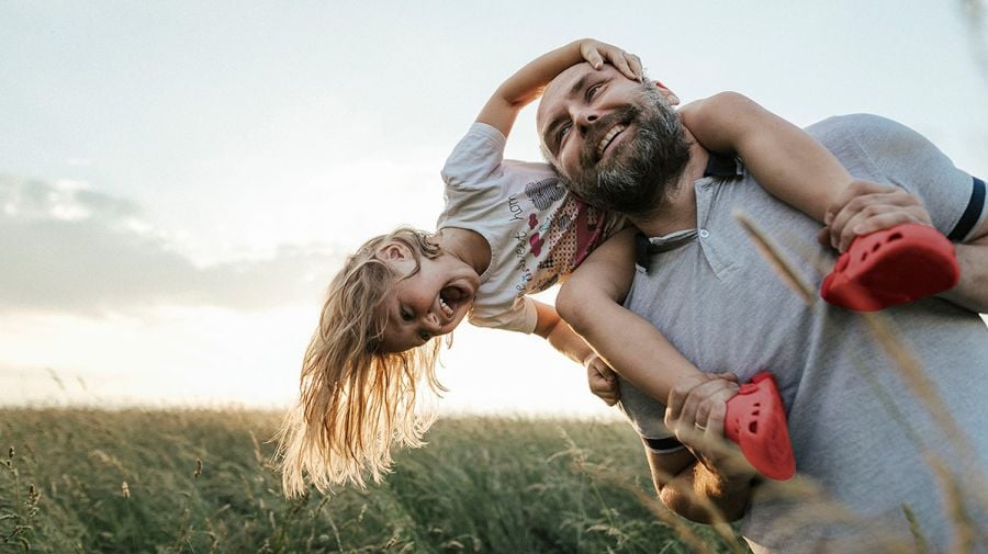 Far og barn i solnedgang – Barnekreftforeningen