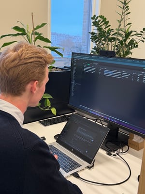 Person som jobber på en PC